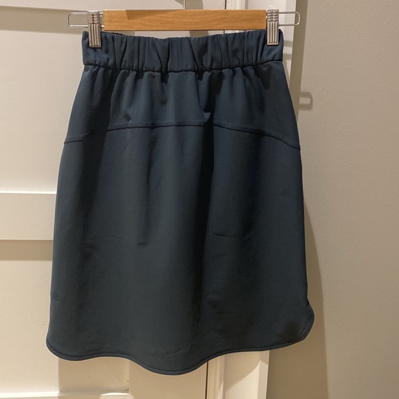 Lululemon “On the Fly” Skirt-size 2 - Picture 3 of 5